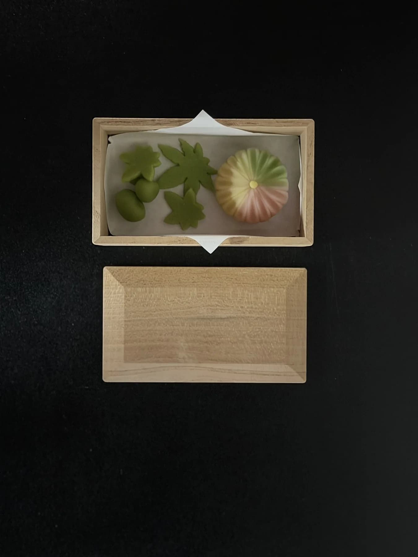 和菓子と木箱